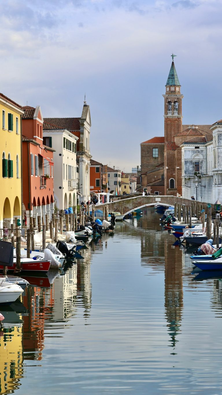 Canale con barche e torre a Chioggia