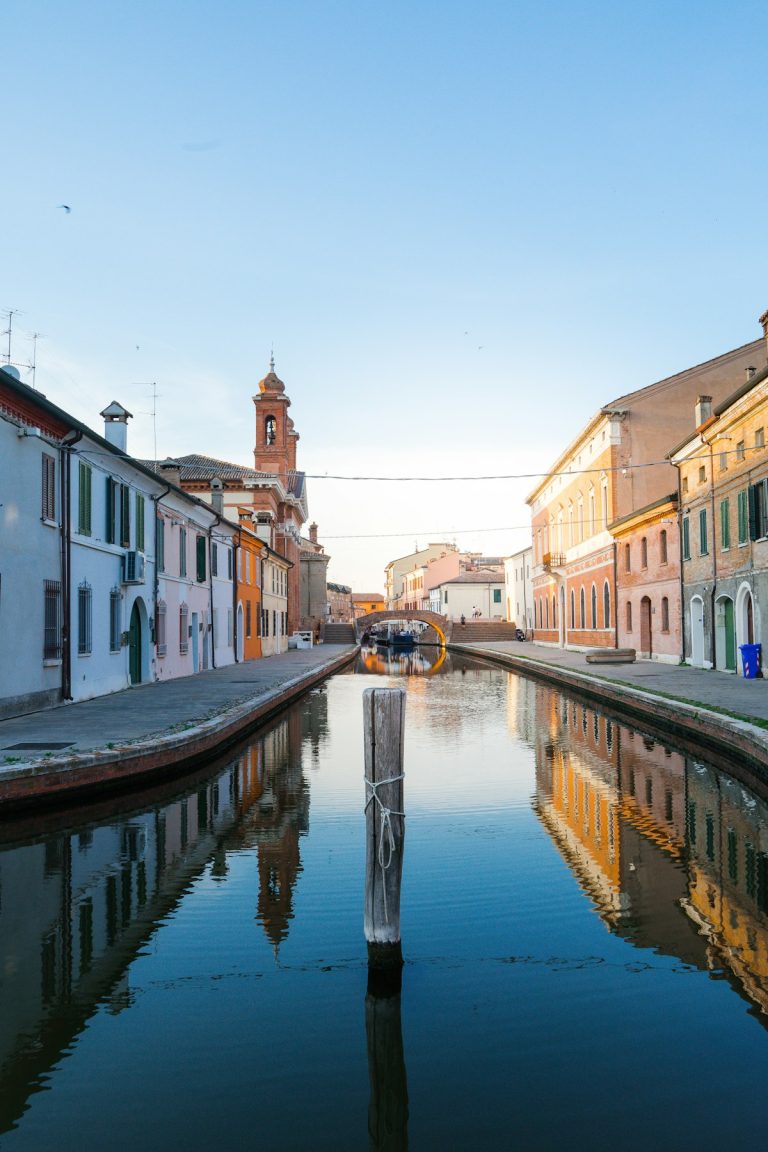 Un canale di Comacchio con una barca