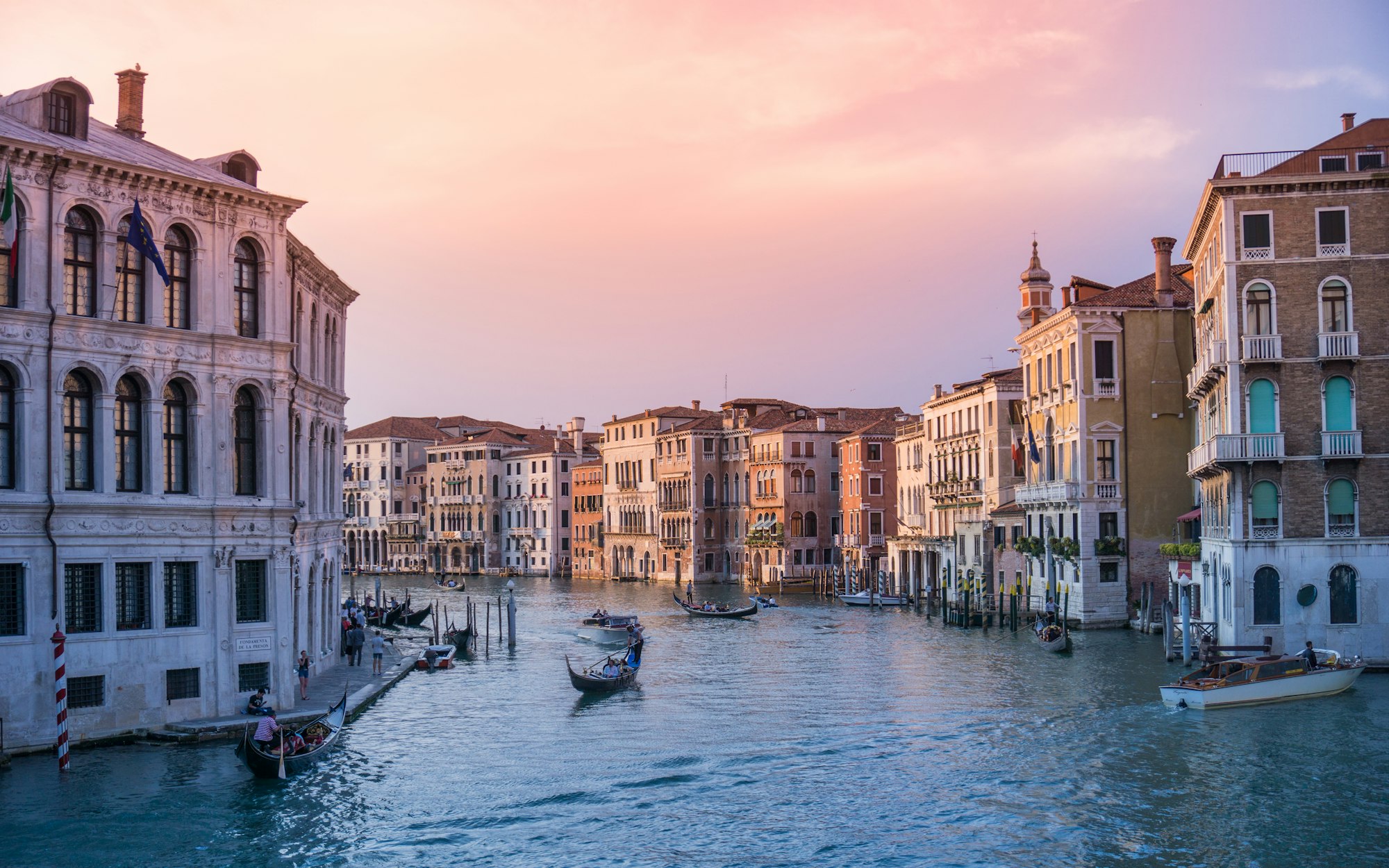 Il Canal Grande di Venezia al tramonto con le gondole