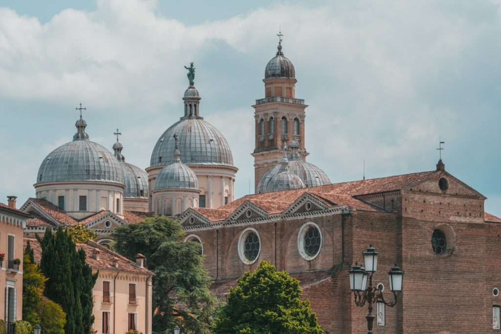Le cupole di una basilica a Padova