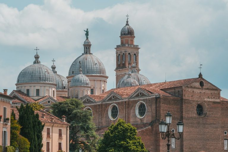 Le cupole di una basilica a Padova