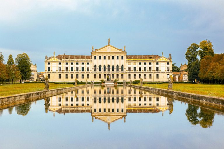 Villa Pisani a Stra riflessa nella vasca del parco