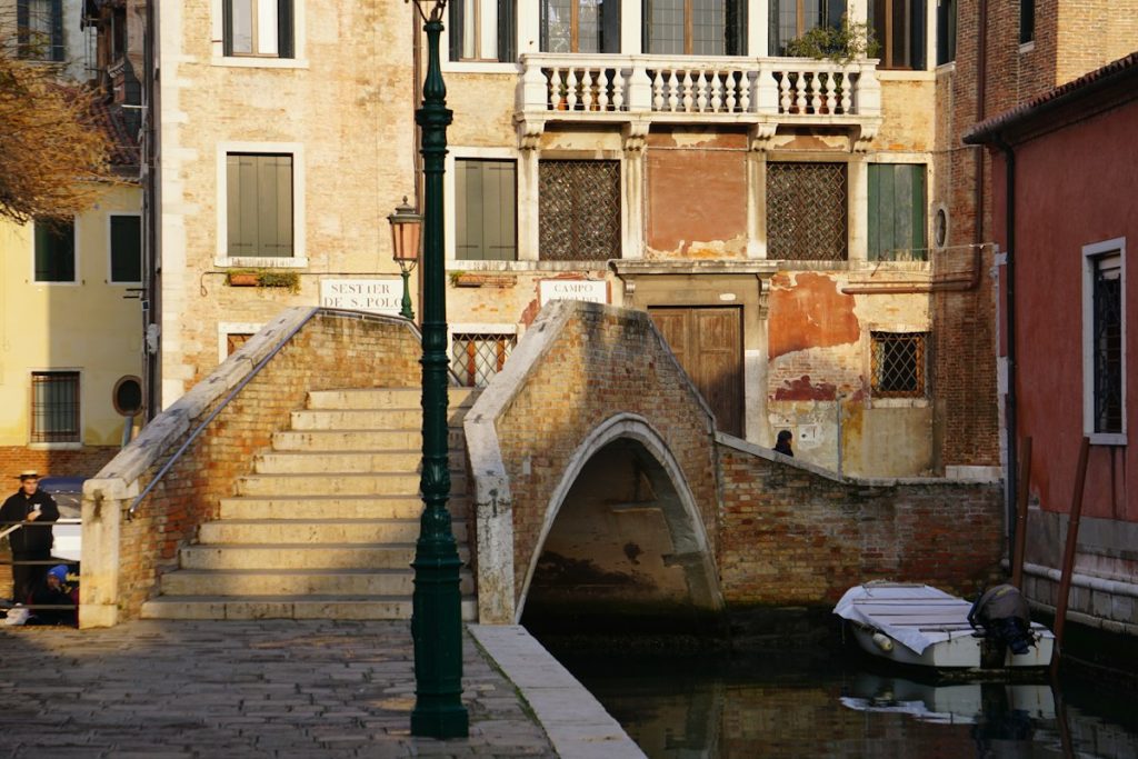 Ponte su un canale a Venezia