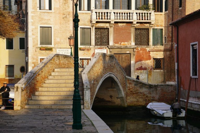 Ponte su un canale a Venezia