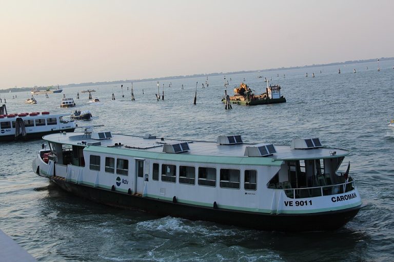 Il vaporetto ACTV della linea per Ca' Roman nella laguna di Chioggia